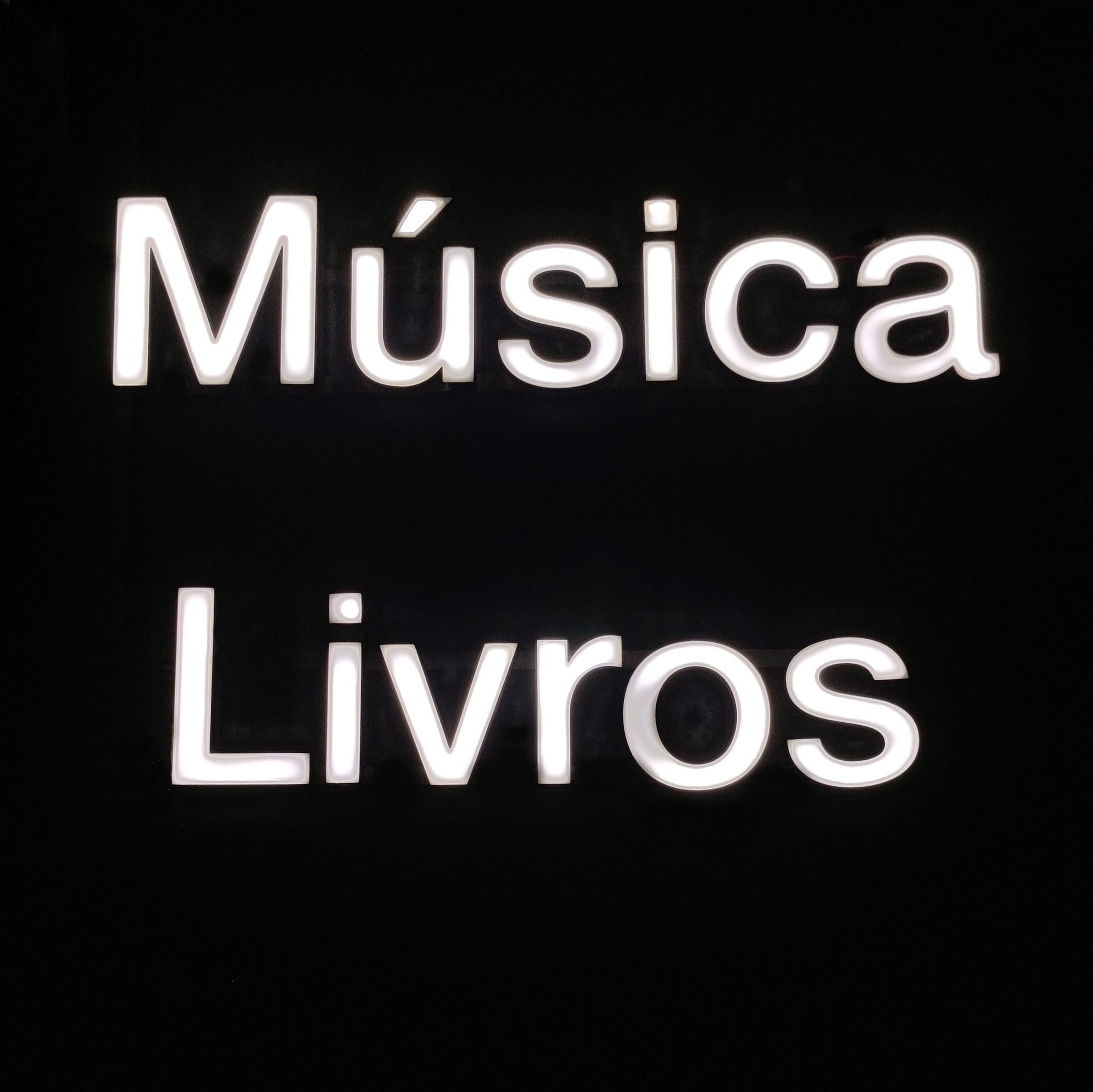 Letras Monobloco com Iluminação LED. Música; Livros