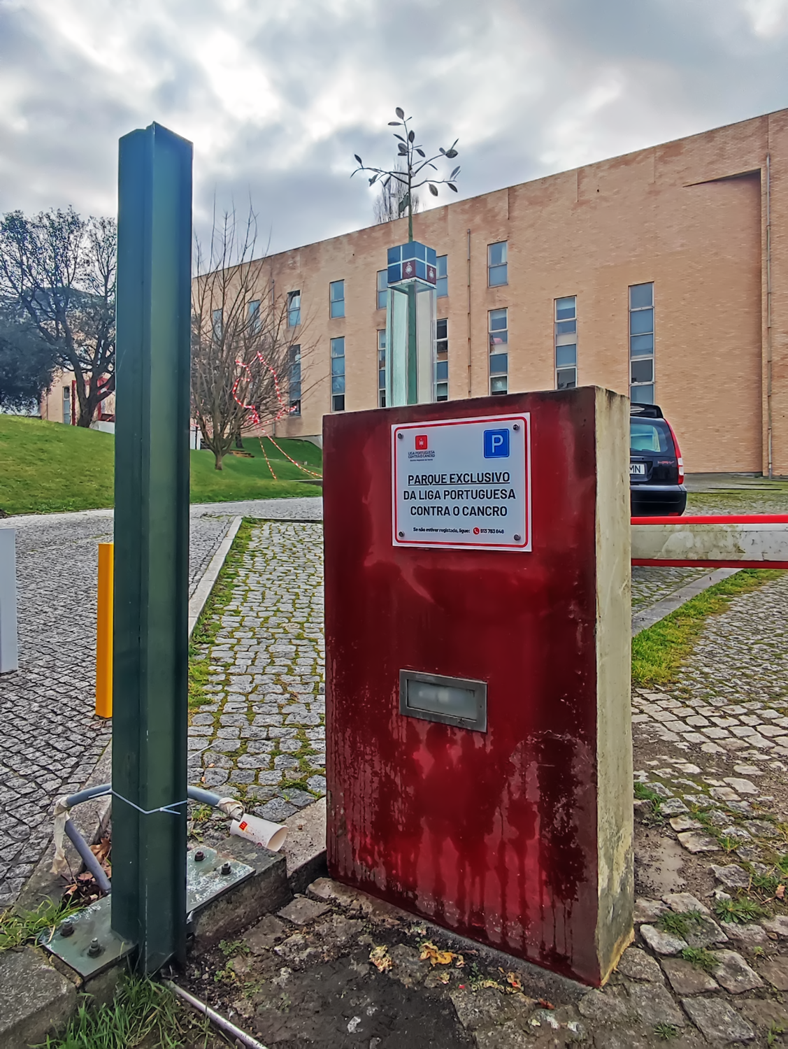 Parque no Ed. da Liga Portuguesa Contra o Cancro nas instalações do IPO do Porto