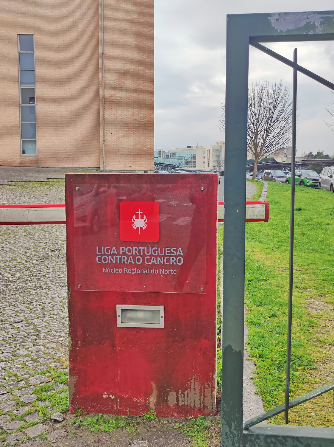 Parque no Ed. da Liga Portuguesa Contra o Cancro nas instalações do IPO do Porto