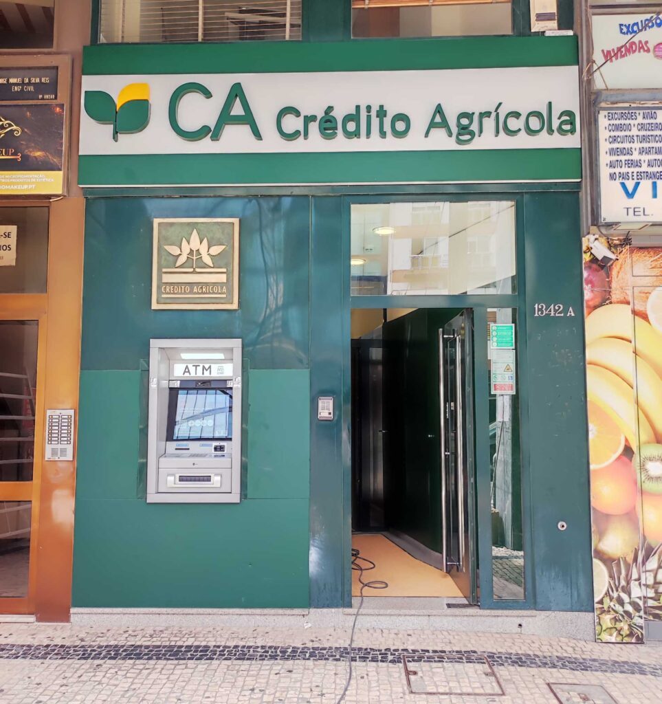 Painel de Alumínio e Letras Individuais para Sucursal do Crédito Agrícola de Gaia